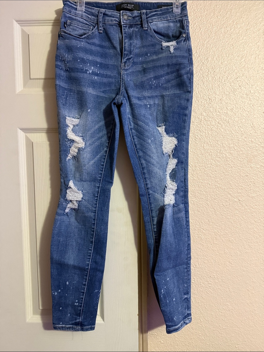 Judy Blue Medium Blue Distressed Skinny Jeans with Paint-Splatter